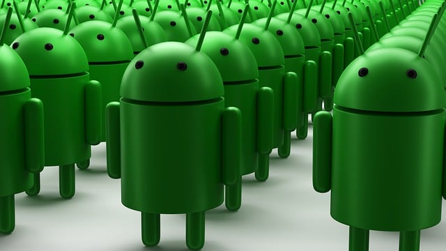 Vários robôs android verde